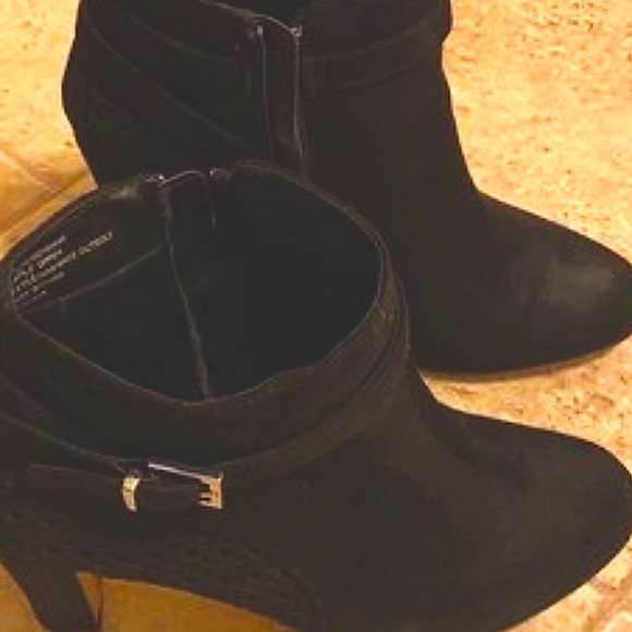 Black Mini Boots, 3 inch heel, Silver Buckle Accent Size 7 - Picture 3 of 4